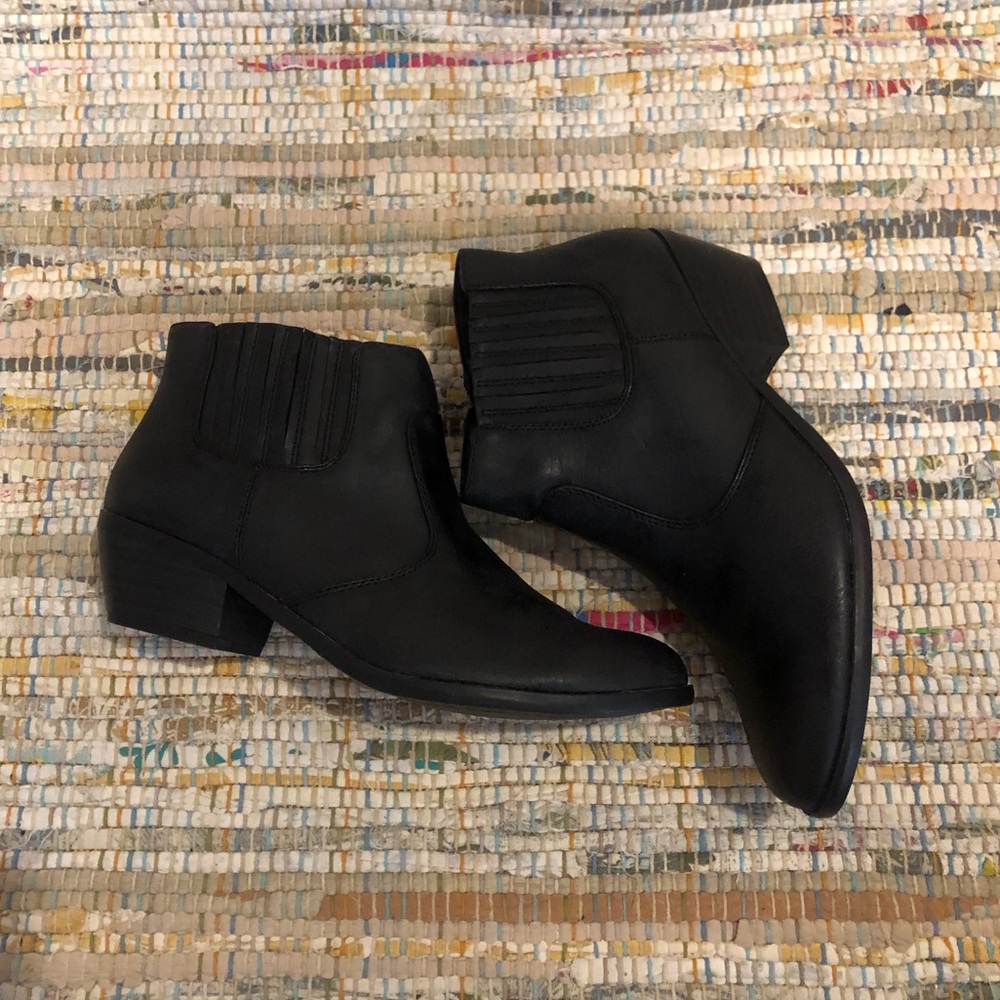 Kim Rogers • black booties • size 8